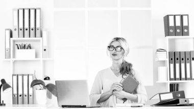 Şimdi yap. Resepsiyonda resepsiyonist olarak çalışıyorum. Kadın iş lideri. Kadın ofisindeki masasında oturuyor. Ofiste belgelerle çalışan bir iş kadını. Ofisteki profesyonel tasarımcı