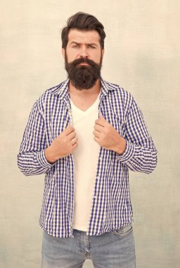 Havalı sakallı, modaya uygun sakallı, vahşi bir adam.