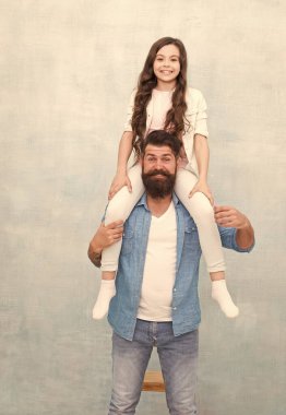 Ne istersen onu yap. Küçük kız babasıyla aktif maçın tadını çıkarıyor. Sakallı adam küçük bir çocuğu sırtında taşıyor. Mutlu bir ailenin sıradan görünüşü. Günlük kıyafet. Moda trendleri. Moda tarzı. Kuaför salonu. Berber Dükkanı