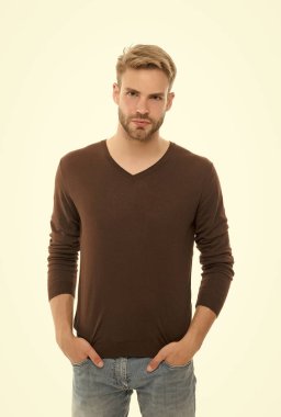 Tıraşsız, yakışıklı, kendine güveni olan, şık saçlı, rahat giyimli, beyaz tenli, kendine güvenen bir adam.