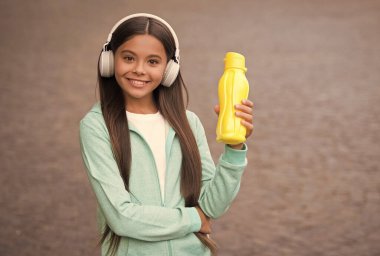 Genç kızlar su için şişeyi vücutta denge ve sağlık suyu için tutarlar, sağlıklı bir çocukluk.