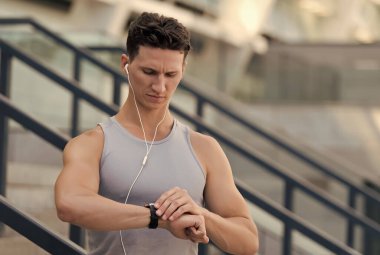 Yakışıklı sporcu akıllı saat ile fitness uygulaması kurdu