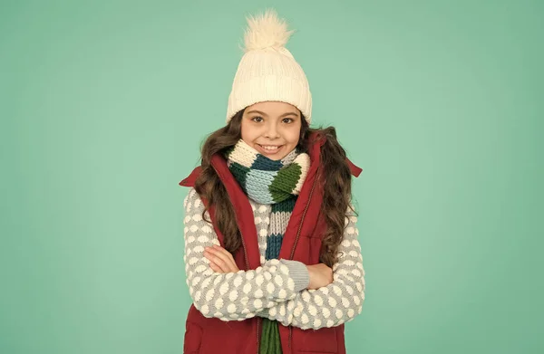 Semesterstämning. Ingen hypotermi. Glada flicka klädd i lager av kläder. varm trasa vintertid. kall väderprognos. barnmode och shopping. Det är jul. redo för nyår semester — Stockfoto