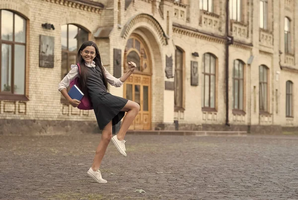 Spaß haben, bevor die Hausaufgaben erledigt sind. Glückliches Kind zurück in die Schule. Hausaufgaben. Aktivitäten nach der Schule. Hausaufgabenbetreuung. Schule und Bildung. Hausaufgaben-Routine. Rechtzeitig lernen — Stockfoto