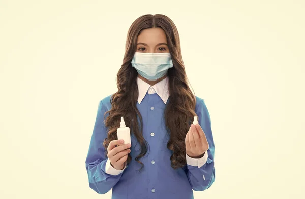 Fille tenir médicament pulvérisation nasale médicament du nez en cours d'exécution portant masque médical de protection isolé sur blanc, coronavirus — Photo