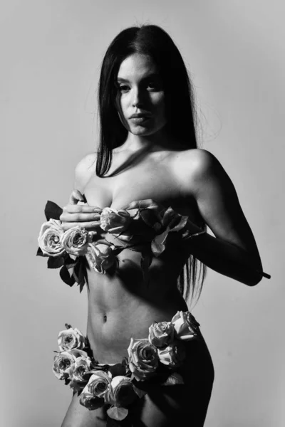 Freschezza primaverile. amore e romanticismo. Trattamenti termali per il ringiovanimento cutaneo. sexy donna nuda tenere rosa fiore. morbido e tenero. donna sana tenere rosa con petali. sexy nudo bella donna in fiori — Foto Stock