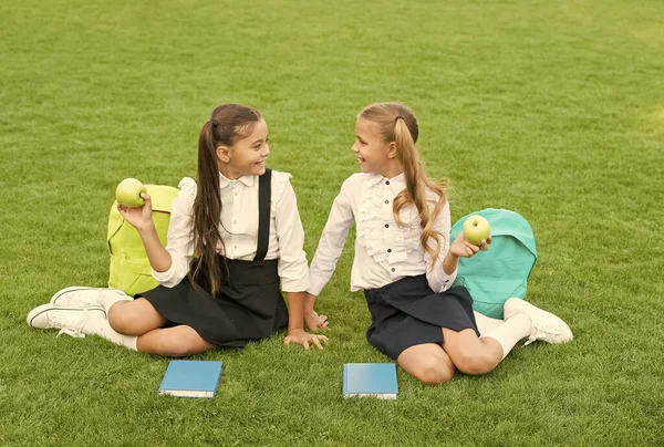School vrienden ontspannen na de lessen op het schoolplein, schoolvakanties concept — Stockfoto