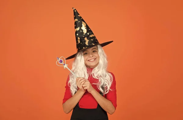 Eu sou uma bruxa. bruxaria e encantamento. acreditar em milagres. Feliz Dia das Bruxas. criança sorridente de chapéu. O miúdo tem varinha mágica. felicidade infantil. menina adolescente pronto para celebrar festa traje — Fotografia de Stock