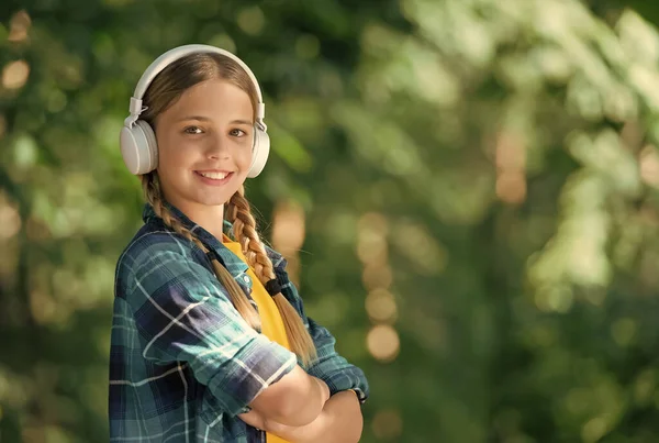 Puść głośno muzykę. Szczęśliwa dziewczyna słucha muzyki w słuchawkach. Współczesne życie. Nowa technologia. Wakacje. Dobre wibracje, przestrzeń kopiowania — Zdjęcie stockowe