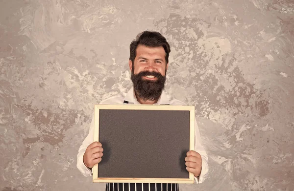 Chef maduro feliz segurando placa vazia para espaço de cópia. Restaurante de publicidade hipster barbudo. cozinheiro profissional com quadro-negro. Escola de culinária. cara brutal oferecer venda de alimentos — Fotografia de Stock