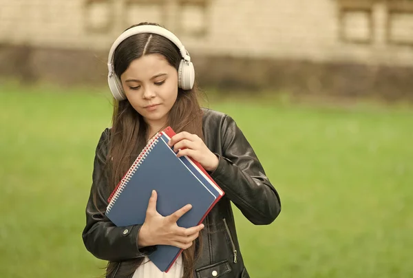 Школярка слухає аудіокниги на шляху до школи, проста концепція навчання — стокове фото