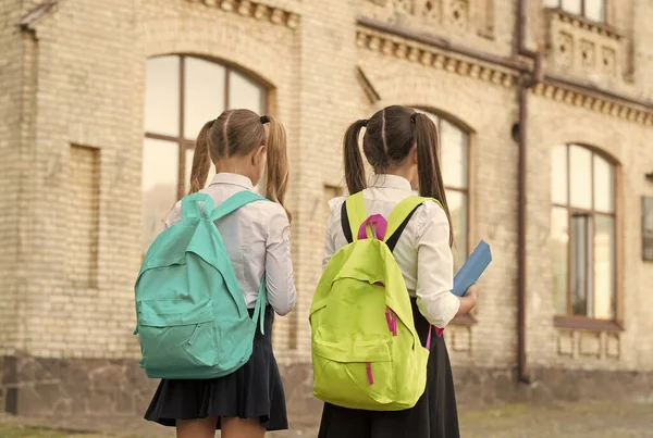Bambini che vanno a scuola scolarette con gli zaini, concetto settembre — Foto Stock