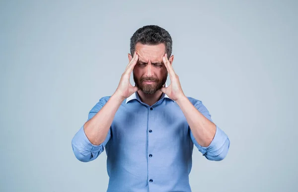 Huvudvärk attack. Affärsman lider av huvudvärk. Lider av migrän smärta. Huvudvärk — Stockfoto