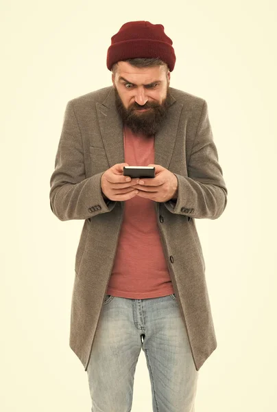 Tener blog mientras viajas. Hombre barbudo escribiendo un nuevo post de blog desde el teléfono inteligente. Blogger manteniendo blog privado. Hipster publicar en la red social en línea o blog en el dispositivo móvil — Foto de Stock