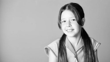 Cilt bakımı. Çocuk modası. Çocuklar için kuaför. Mor arka plandaki çocuk. Çocuklar Günü 'nde. Çocuk psikoloğu. Güzel küçük kız. Çocukluk kavramı. Mutlu küçük kız. kopyalama alanı. Saf güzellik.