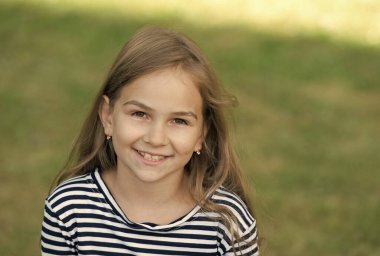 Gülümsemek kalıcı bir izlenim bırakır. Mutlu çocuk gülüşü yazın açık havada. Diş sağlığı. Ağız temizliği. Çürükler ve dişler çürümeyi önler. Diş dolguları. Pediatrik dişçilik, kopyalama alanı