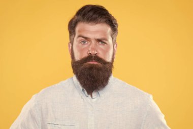 Bıyıklı, şık saçlı, saç stili olan yakışıklı beyaz adam.