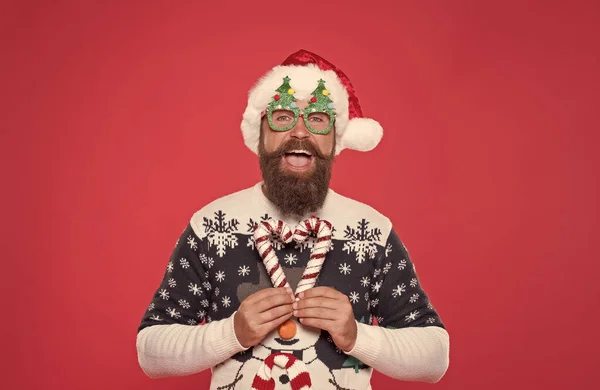 Buď šťastná. Hipster na novoroční párty. prázdninová zábava. Pojďme slavit. koupit dárky a dárky. Vánoční obchod. šťastný Santa Man v brýlích. dospělý chlap drží vánoční výzdobu. zimní pletený svetr — Stock fotografie