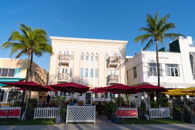 Miami, ABD - 15 Nisan 2021: Florida 'daki Ocean Drive otellerindeki kaldırım kafeleri