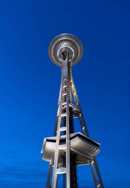 Seattle gökyüzü manzarası. Space Needle bir gözlem kulesi. Koyu mavi gökyüzünde ünlü mimari