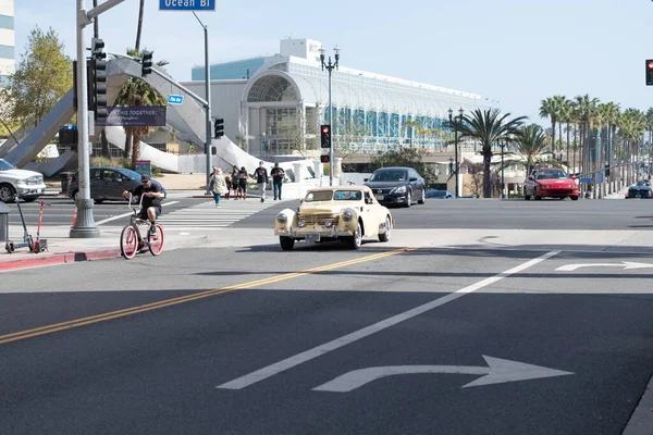 Long Beach, Kalifornie USA - 12. dubna 2021: starožitné béžové retro retro auto kabriolet na dlouhé pláži — Stock fotografie