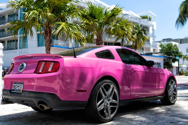 Los Angeles, Kalifornien USA - 14 april 2021: ford mustang GT lyx rosa bilhörna vy. — Stockfoto