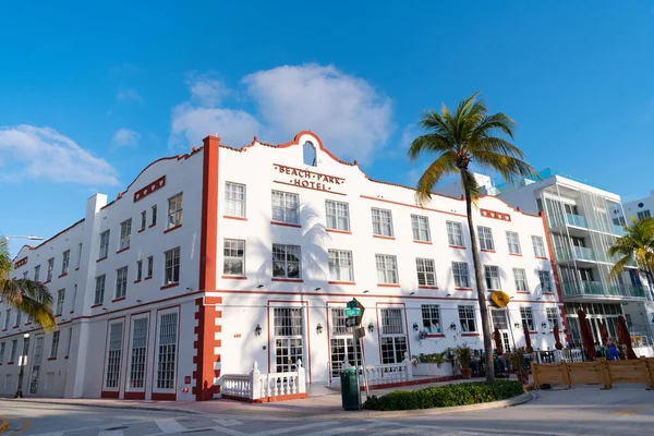 Miami, USA - 15. dubna 2021: Beach Park hotel na Ocean Drive na Floridě — Stock fotografie