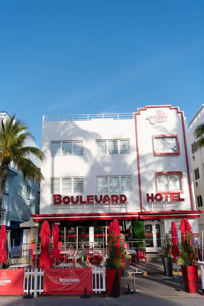 Miami, USA - 2021. április 15: járda kávézó a Boulevard hotelben az Ocean Drive-on Floridában — Stock Fotó
