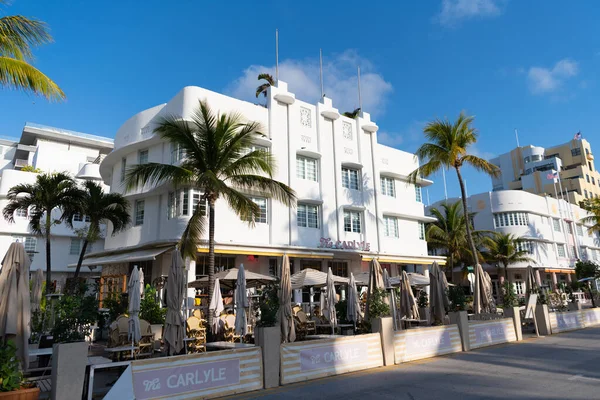 Miami, Estados Unidos - 15 de abril de 2021: The Carlyle hotel and sidewalk eateries in South Beach at Ocean Drive — Foto de Stock