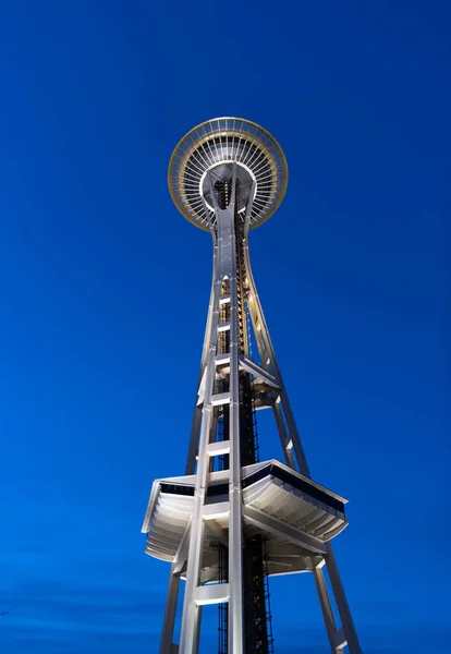 Panorama sullo skyline di Seattle. Space Needle è una torre di osservazione. famosa architettura sul cielo blu scuro — Foto Stock