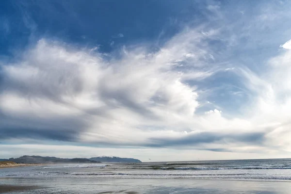 Uitzicht op het strand met zee- of zeewater. bewolkte lucht en zeegezicht natuur. — Stockfoto