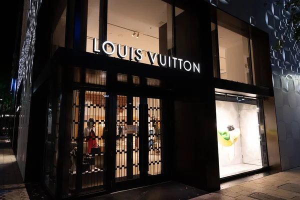 Miami, USA - 20 marca 2021: Nazwa Louis Vuitton świeci nad sklepem w dzielnicy designu na Florydzie — Zdjęcie stockowe