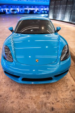 Palm Beach, Florida USA - 22 Mart 2021: Mavi Porsche 718 Cayman. üst ön görünüm.