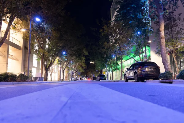Miami, USA - 20. března 2021: Designová ulice osvětlená v noci na Floridě — Stock fotografie
