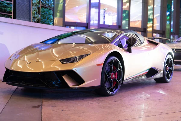 Palm Beach, Florida Amerikai Egyesült Államok - március 22, 2021: Gold Lamborghini Aventador sport autó. elülső sarok nézet. — Stock Fotó