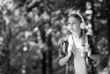 Dinlemek ve öğrenmek. Küçük çocuk dışarıda doğal müzik dinler. Dinleme algısı. İngilizce okulu. Yabancı dil kursları. Özel ders. Aktif dinleme. Yaz tatili, kopyalama alanı