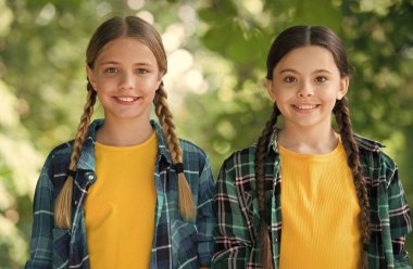 Senin kadar ayırt edici. Mutlu çocuklar dışarıda güneşli gülümserler. Küçük çocuklar yaz tatilinin tadını çıkarıyorlar. Küçük çocukların güzel görünüşü. Gelişigüzel moda. Mutlu bir çocukluk. Uluslararası Çocuk Günü