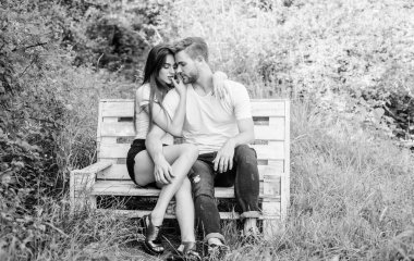 Seni dünyalar kadar seviyorum. Aile hafta sonu. Romantik randevu. Çift dışarıda dinleniyor. Gizli bir yer. Parkta kadın ve erkek. Birbirine aşık çiftler. Mutluluk. Sevgililer günün kutlu olsun. Ormanda yaz kampı