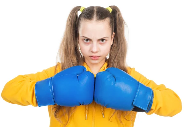 Serio adolescente chica boxeador en guantes de boxeo listo para luchar y puñetazo aislado en blanco, poder —  Fotos de Stock