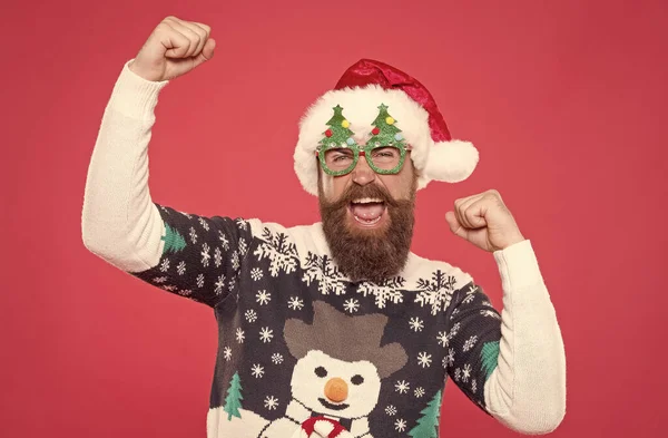 Skutečné pocity. prázdninová zábava. Pojďme slavit. koupit dárky a dárky. Vánoční obchod. šťastný Santa Claus muž v klobouku a brýlích. dospělých vánočních chlapů. zimní pletený svetr. hipster na novoroční párty — Stock fotografie