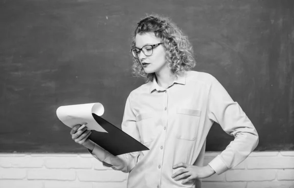 프로젝트보고. 다시 학교로. 에세이쓰기. 문서 폴더가 있는 선생님. 칠판에 안경을 쓴 학생을 읽고 있습니다. 내년에요. 소녀는 시험 준비를 한다. 개인 교습을 받는 여학생 — 스톡 사진