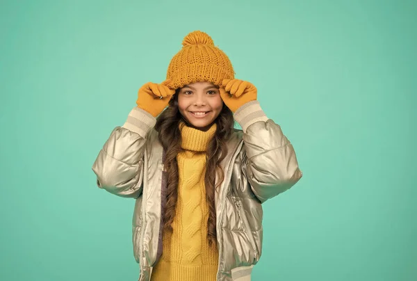 Wees gelukkig. blijf gezellig en comfortabel. Kindergeluk. Tienermeisje klaar voor de winter. gewatteerde kleding stijl. Zorg voor jezelf in koud weer. Gelukkig kind in warme winterkleren. seizoensgebonden kindermode — Stockfoto