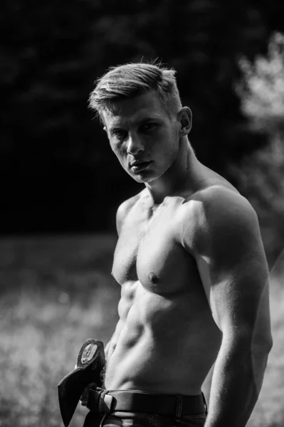 Sport e fitness. Corpo muscolare. Bel corpo muscoloso uomo senza camicia. Concetto di forza e potenza. Forestale con ascia. Torso nudo macho sexy. Sopravvivere nella natura selvaggia. Atleta muscolare nella foresta — Foto Stock