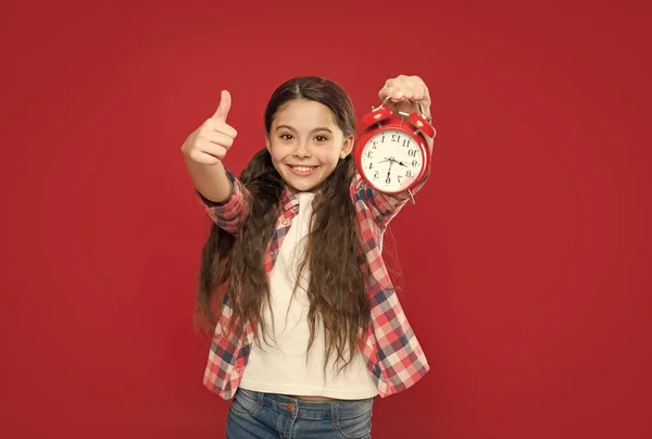 O melhor dia de sempre. tempo para férias. Hora das compras na escola. infância feliz. contagem regressiva para o Natal ou ano novo. criança ouvindo alarme com o polegar para cima. menina adolescente feliz com relógio vintage. despertador — Fotografia de Stock