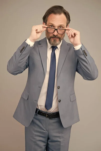 Homem perfeito. Parece inteligente e inteligente. homem com barba e óculos se sentir confiante. sério olhando homem de negócios de terno. belo retrato de empresário confiante. homem de meia-idade com óculos — Fotografia de Stock