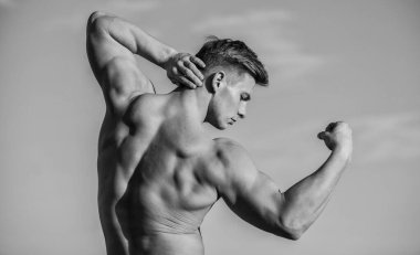 Aşırı egzersizden sonra kaslar. Vücut geliştirme. Spor ve sağlık aktiviteleri. İlahi güzellik. Kaslı, sağlıklı vücut. Seksi erkek çıplak gövde. Dışarıda sabah sporu. Sporcu maço adam. Vücut geliştirici erkek gücü