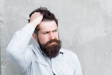 Bir sorunum var. Onun stili. Baş ağrısı ve aşırı çalışma. Olumsuz duygular. Kötü hissediyorum. Sakallı adam. Sakallı, olgun bir hippi. Erkek yüz bakımı. Erkek berber moda bakımı. Vahşi sakallı adam.