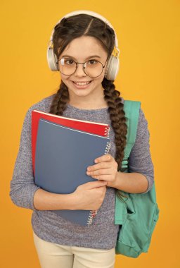 İngiliz kütüphanesi çevrimiçi. Mutlu çocuk kulaklık takıyor. İngilizce öğrenme kursları. Dinleme becerileri. Edebiyat ve dil bilgisi. İngilizce okulu. Modern hayat. Yeni teknoloji