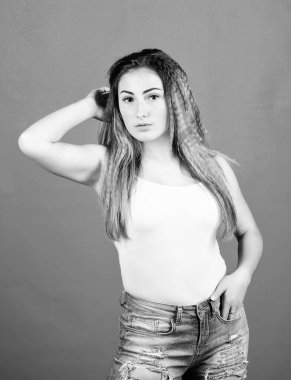 Genç uzmanlar. Gerçek kız için makyaj. Moda ve güzellik salonu. Seksi bir kadın. Uzun saçlı seksi kadın. Moda modelinin modaya uygun görüntüsü. Şık saçlar. Hipster eğilimli kadın