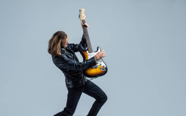müzisyen gitarist. Rock müziğini ustaca çalmak. şık çılgın adam..